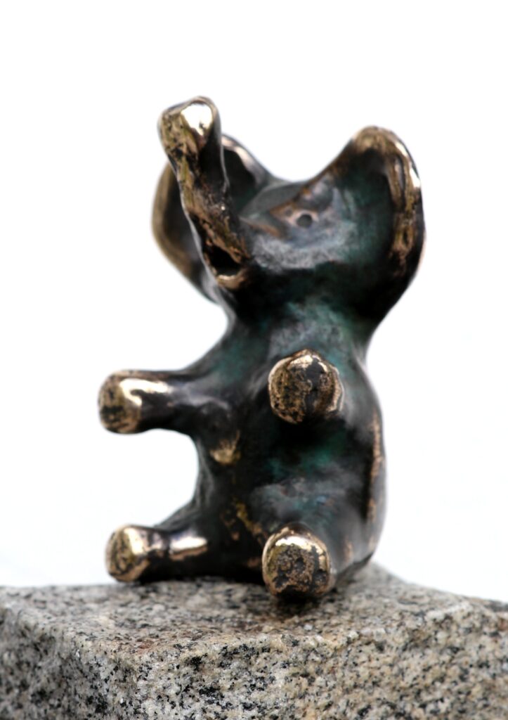 Birgitte Sandvik bronzeelefant Birgitte Sandvik keramik Frederikssund kunstforening